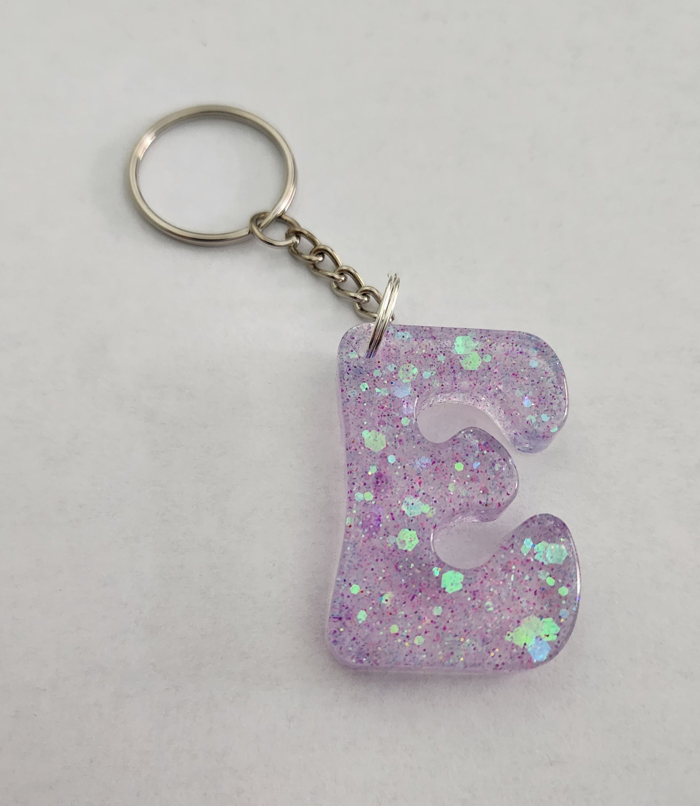 E 'Groovy' Keychain With Iridescent Glitter